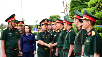 ឧត្តមសេនីយ៍ឯក Do Xuan Tung ត្រួតពិនិត្យបញ្ជាការដ្ឋានការពារភូមិភាគទី៤ - Hap Linh (Bac Ninh)