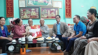 Trao 382 suất quà cho người cao tuổi có hoàn cảnh khó khăn