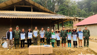 បញ្ជាការដ្ឋានយោធាខេត្ត Thai Nguyen បន្តជួយប្រជាជនជំនះផលវិបាកនៃគ្រោះធម្មជាតិ។