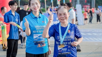 VĐV đặc biệt chinh phục đường đua marathon, nghị lực phi thường ở tuổi 73