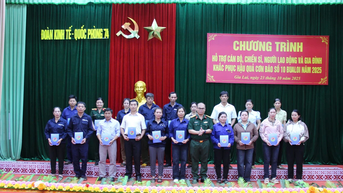 Đoàn Kinh tế-Quốc phòng 74 hỗ trợ 163,5 triệu đồng giúp gia đình cán bộ, chiến sĩ khắc phục hậu quả bão số 10