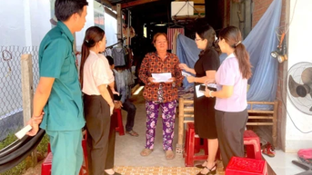 Lãnh đạo xã Dương Minh Châu thăm trẻ em mắc bệnh hiểm nghèo