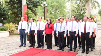 Lãnh đạo tỉnh dâng hương tại Đền thờ Bác Hồ và Nghĩa trang Liệt sĩ tỉnh