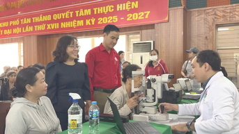 Khám mắt và phát quà cho người dân có hoàn cảnh khó khăn