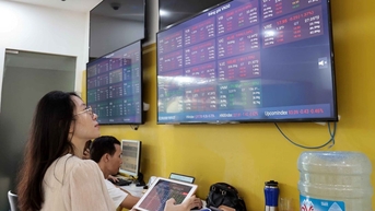 Áp lực bán lan rộng, VN-Index lùi về 1.672 điểm