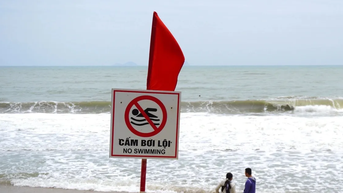 Cảnh báo sóng lớn, khuyến cáo du khách không tắm biển ở Nha Trang
