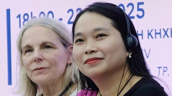 Phụ nữ khi viết văn 'tự ăn' mình?