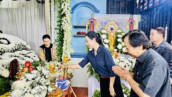 Nghệ sĩ tiếc thương tiễn biệt NSƯT cải lương Minh Hoàng về nơi an nghỉ cuối cùng
