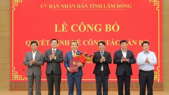 ប្រធានគណៈកម្មាធិការប្រជាជនខេត្ត Lam Dong បានប្រគល់សេចក្តីសម្រេចស្តីពីការផ្ទេរ និងតែងតាំងថ្នាក់ដឹកនាំសំខាន់ៗ