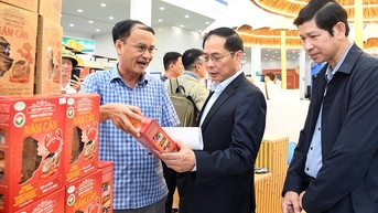 Phó Thủ tướng Bùi Thanh Sơn kiểm tra tiến độ chuẩn bị cho Lễ khai mạc Hội chợ Mùa Thu 2025