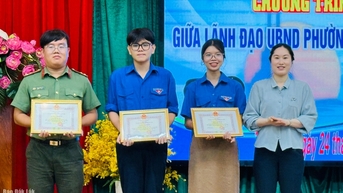 Lãnh đạo UBND phường Tuy Hòa đối thoại với thanh niên