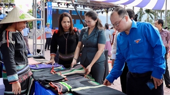 ស្តង់ចំនួន 50 ដែលផ្សព្វផ្សាយផលិតផលចាប់ផ្តើមរបស់យុវជន Central Highlands