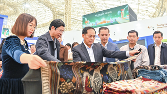 Trước lễ khai mạc, Phó Thủ tướng kiểm tra công tác tổ chức Hội chợ Mùa Thu 2025