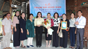 Trao bò sinh sản cho phụ nữ có hoàn cảnh khó khăn xã Hòa Hội