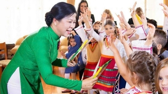 Phu nhân Ngô Phương Ly cùng vẽ tranh, cuốn nem Việt Nam với thiếu nhi Bulgaria
