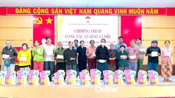 Ủy ban MTTQ Việt Nam phường Đông Ninh Hòa trao 70 suất quà cho các hộ dân