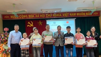 Dạy nghề làm hoa vải lụa cho trẻ em khuyết tật