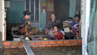 Đồng Tháp Mười: Người dân gồng mình ứng phó lũ dâng cao