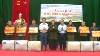 Các đơn vị, nhà hảo tâm tặng quà người dân bị ảnh hưởng do mưa lũ tại xã Hòa An - Báo Cao Bằng điện tử