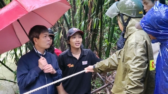 Xác định vị trí xe taxi bị nước cuốn trôi