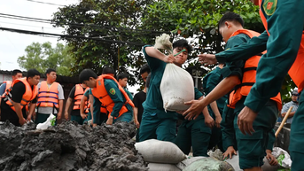 TPHCM: Người dân vật lộn ngăn triều cường dâng cao