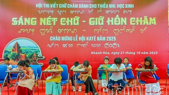 Giữ hồn Chăm qua từng nét chữ