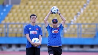 HLV Kim Sang Sik 'gánh' tuyển Việt Nam và U22: Thân này ví xẻ làm đôi