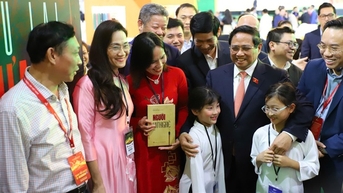 Thủ tướng Phạm Minh Chính thăm, kiểm tra công tác chuẩn bị của các gian hàng tại Hội chợ mùa Thu lần thứ nhất 2025