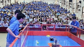 Trường CĐ nghề Việt Nam - Singapore giành huy chương vàng cuộc thi "Robot RacingBots 2025"