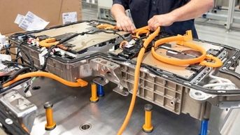 Mỹ hủy 700 triệu USD tài trợ pin, áp lực lên EV