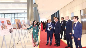 Trưng bày ảnh của TTXVN tại Lễ mở ký Công ước Hà Nội