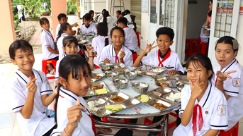 Chăm lo học sinh dân tộc bằng tình thương và trách nhiệm