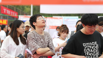 Thế hệ trẻ Trung Quốc chọn thực tiễn hơn danh tiếng