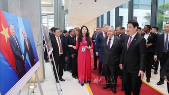 Công ước Hà Nội: Chủ tịch nước Lương Cường và Tổng Thư ký LHQ xem trưng bày ảnh của TTXVN