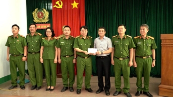 Khen thưởng lực lượng Công an xã Đăk Hà