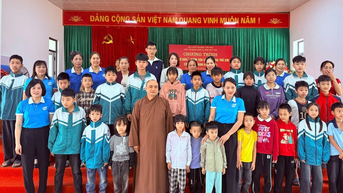 Hội Liên hiệp phụ nữ phường Văn Phú trao hỗ trợ “Mẹ đỡ đầu” cho 32 trẻ em có hoàn cảnh khó khăn