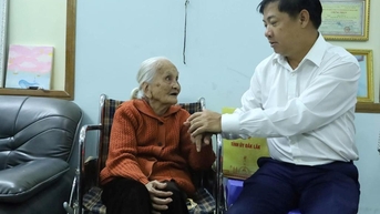 Bí thư Tỉnh ủy Lương Nguyễn Minh Triết thăm, tặng quà Mẹ Vệt Nam anh hùng, thương binh tại phường Buôn Ma Thuột