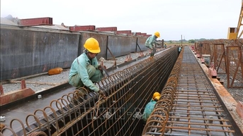 Gỡ 'bài toán' vật liệu, nỗ lực thi công trên cao tốc Châu Đốc - Cần Thơ - Sóc Trăng