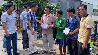 Phó Bí thư Thường trực xã An Phú thăm, động viên các hộ dân bị ảnh hưởng do sạt lở