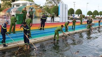 Tuổi trẻ Công an An Giang và đặc khu Phú Quốc ra quân vệ sinh môi trường