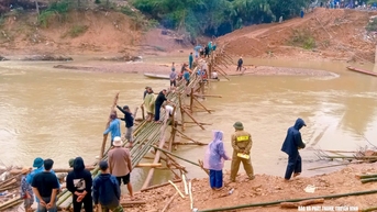 Xã miền Tây Nghệ An dựng cầu tre tạm cho học sinh và người dân qua lại an toàn