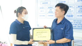 Chia sẻ yêu thương từ “vòng tay nhân ái”