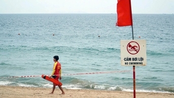 Nhiều du khách gặp nạn khi tắm biển Nha Trang