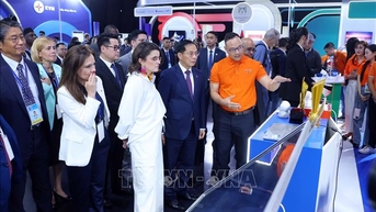 Các Trưởng đoàn dự Lễ mở ký Công ước Hà Nội tham quan Triển lãm công nghệ