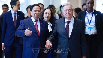 នាយករដ្ឋមន្ត្រី Pham Minh Chinh និងអគ្គលេខាធិការអង្គការសហប្រជាជាតិចូលរួមសន្និសីទសារព័ត៌មាននៃពិធីចុះហត្ថលេខាលើអនុសញ្ញាទីក្រុងហាណូយ