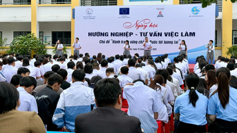 Sôi nổi Ngày hội hướng nghiệp - tư vấn việc làm