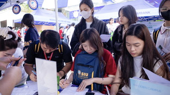 Vì sao học sinh THPT cũng "chen chân" dự ngày hội việc làm?