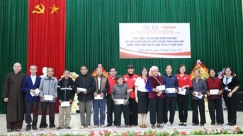Trao kinh phí hỗ trợ cho 300 hộ dân bị ảnh hưởng bởi mưa bão