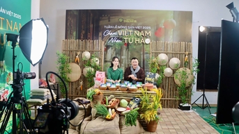 Nghệ sĩ Tự Long livestream 'chốt đơn' gạo ngon nhất thế giới ST25