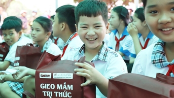 'Gieo mầm tri thức' đến với học sinh xã Bảo Thạnh, Vĩnh Long